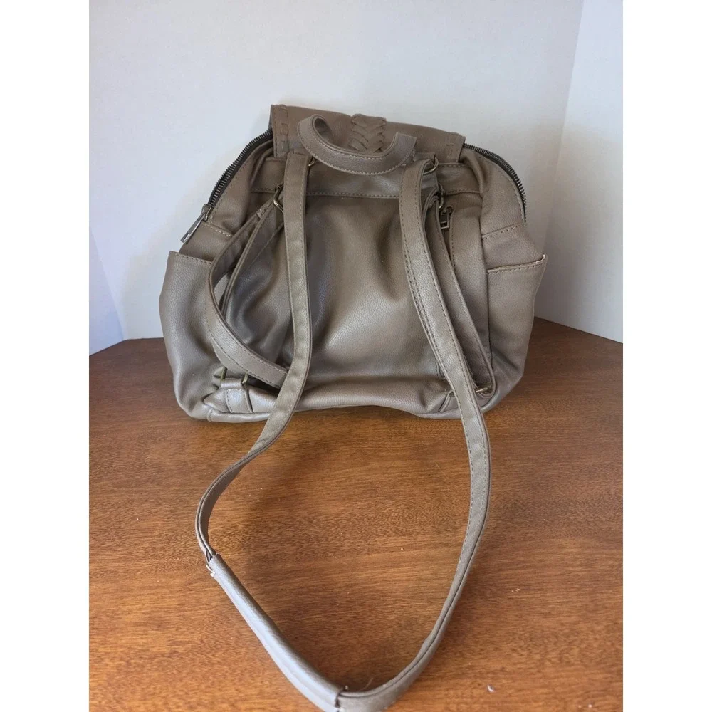 Beautiful Revive Vintage Tan Vegan Backpack Magnetic Clousure Brown Zip